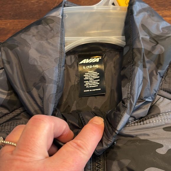 Avia camo puffer vest size large, new - Picture 8 of 8